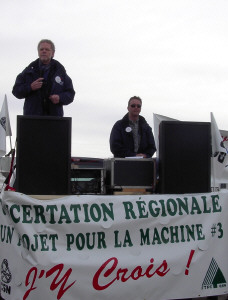 Roger Bertrand s'adressant aux participants/participantes  la marche de protestation