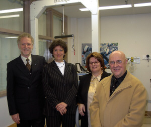 Roger Bertrand et le dput de Frontenac, Marc  Boulianne, lors d'une visite du Centre de services du CRDP de l'Amiante, accompagns de reprsentantes du Centre