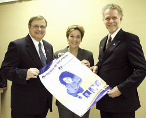M. Serge Tremblay, Prsident de la Commission scolaire de Portneuf, madame Catherine Farembach,  d.g. du Fonds Jeunesse Qubec et  le dput-ministre  Roger Bertrand