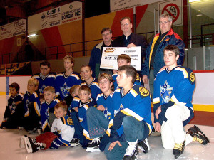 Pierre Lauzon de Bombardier, Sylvain 
Mcduff, le prsident du Comit, et Denis Alain de Dion Moto