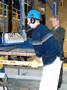 Roger Bertrand observe un tudiant 
en apprentissage...