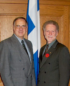 Jean Rochon, ministre du Travail en 
compagnie du dput Roger Bertrand