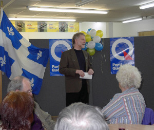 Roger Bertrand s'adressant  l'auditoire lors de l'inauguration du local du PQ Portneuf