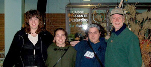 Manon Ch�nard, Patricia Randall et Nancy 
Caron en compagnie du d�put� Roger Bertrand