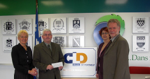 Dans l'ordre habituel, Pierrette Girard, prsidente du CLD, Denis Lpine, prsident de la Ressourcerie Portneuf, Manon Beaulieu, coordonnatrice, et le dput-ministre Roger Bertrand