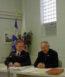 Le dput-ministre en compagnie du maire de Saint-Raymond, lors de l'annonce