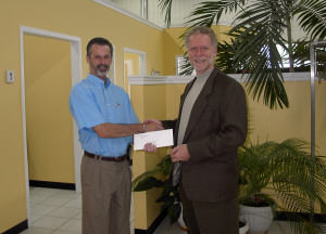 Monsieur Godin, PDG d'Usital, reoit la contribution des mains du dput-ministre Roger Bertrand