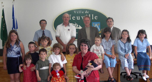 Dput, maires, prsident, directrice et enfants lors de l'annonce