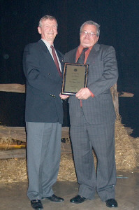 Hommage  M. Rjean Jobin, bnvole de l'anne, remis par le Prsident du Club Lions de St-Raymond, Louis Bourassa