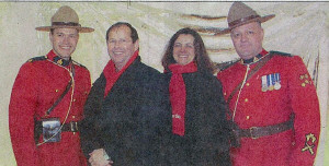 Gendarmes en uniforme,  l'assemble d'investiture du PLC dans Portneuf, photo de X. Dachez, Le Soleil, 23 mars 2004
