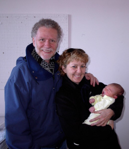 Roger Bertrand et sa conjointe, Michle Leduc, en compagnie du tout nouveau-n, Charles-Antoine Thibault