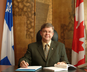 Le ministre Corbeil affichant ses couleurs...