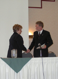 Madame Huguette Blais, Prsidente de la Fdration des familles d'accueil du Qubec, accueille le dput-ministre Roger Bertrand