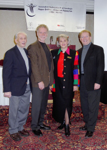 Dans l'ordre habituel, Jacques Girard, champion international de ski de randonne, Roger Bertrand, dput-ministre, Suzanne Belzile, prsidente de l'Association et Gilles Gosselin, de Radio-Canada, prsident d'honneur du colloque.