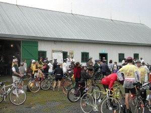 Prparation pour le dpart des cyclistes...