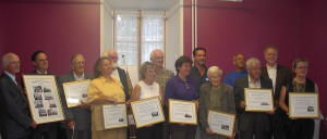 Citoyens et citoyennes honores pour leur contribution  la prservation du patrimoine bti de Saint-Casimir, en prsence du maire et du dput-ministre...